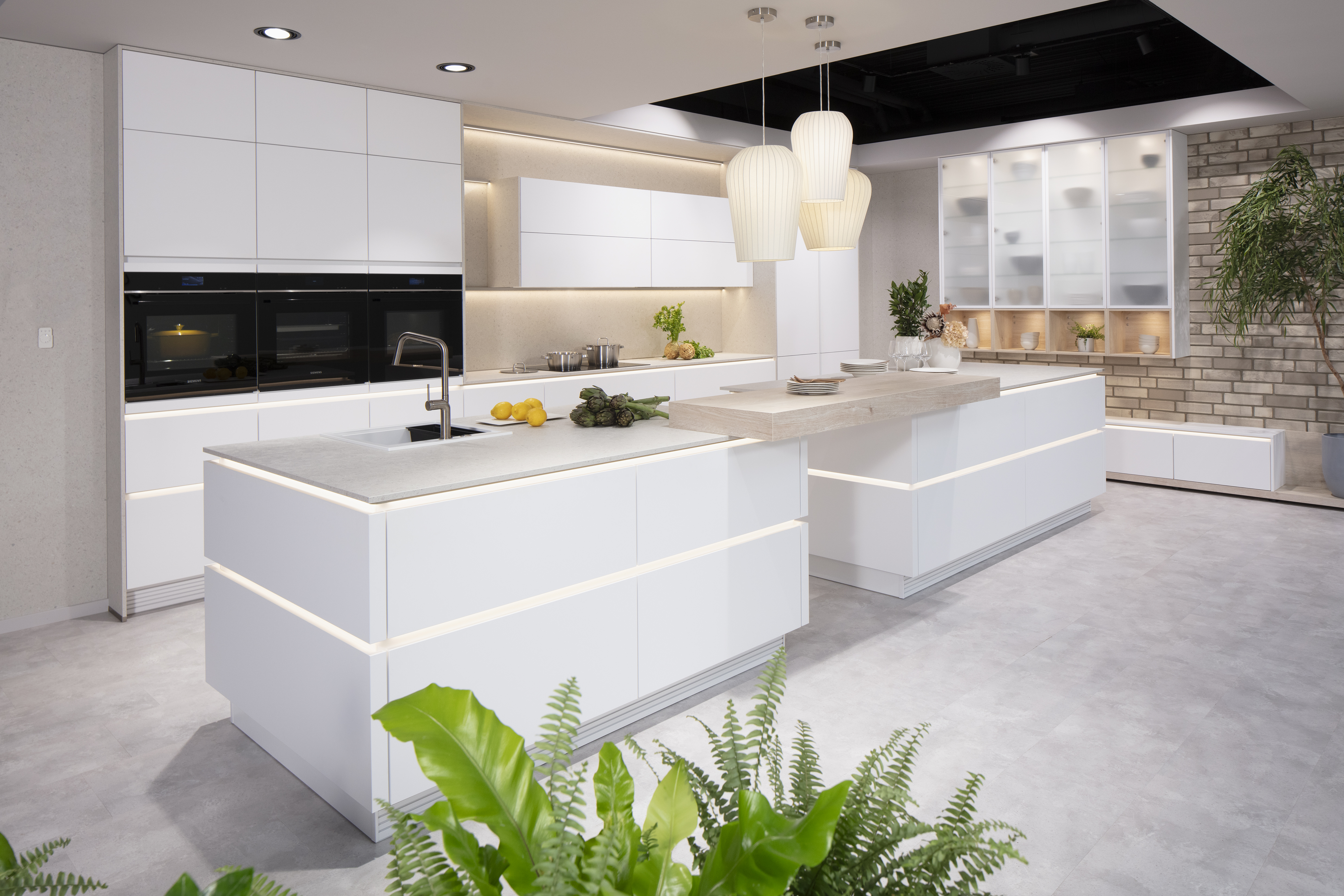 Nobilia Küche „Ganz in Weiß“ mit Thekenplatte