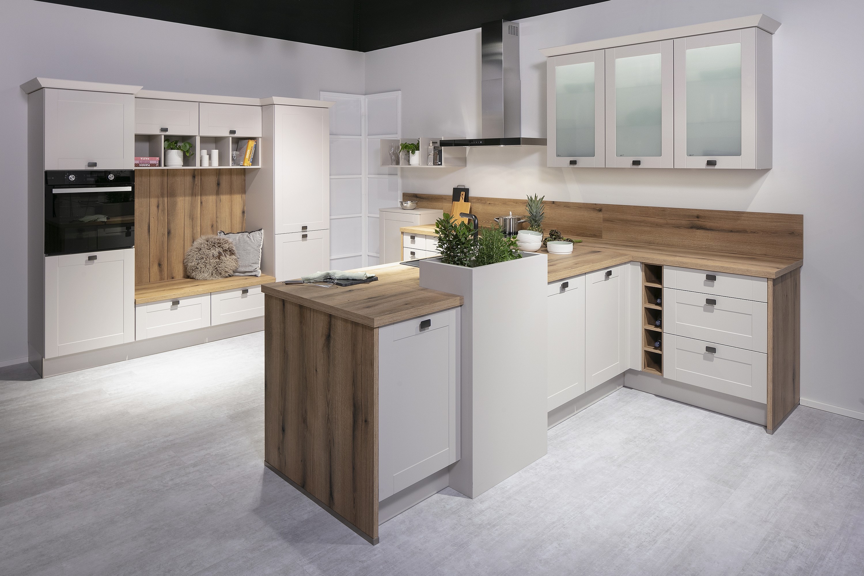 frei stehende Küchentheke mit integrierter Pflanzensäule