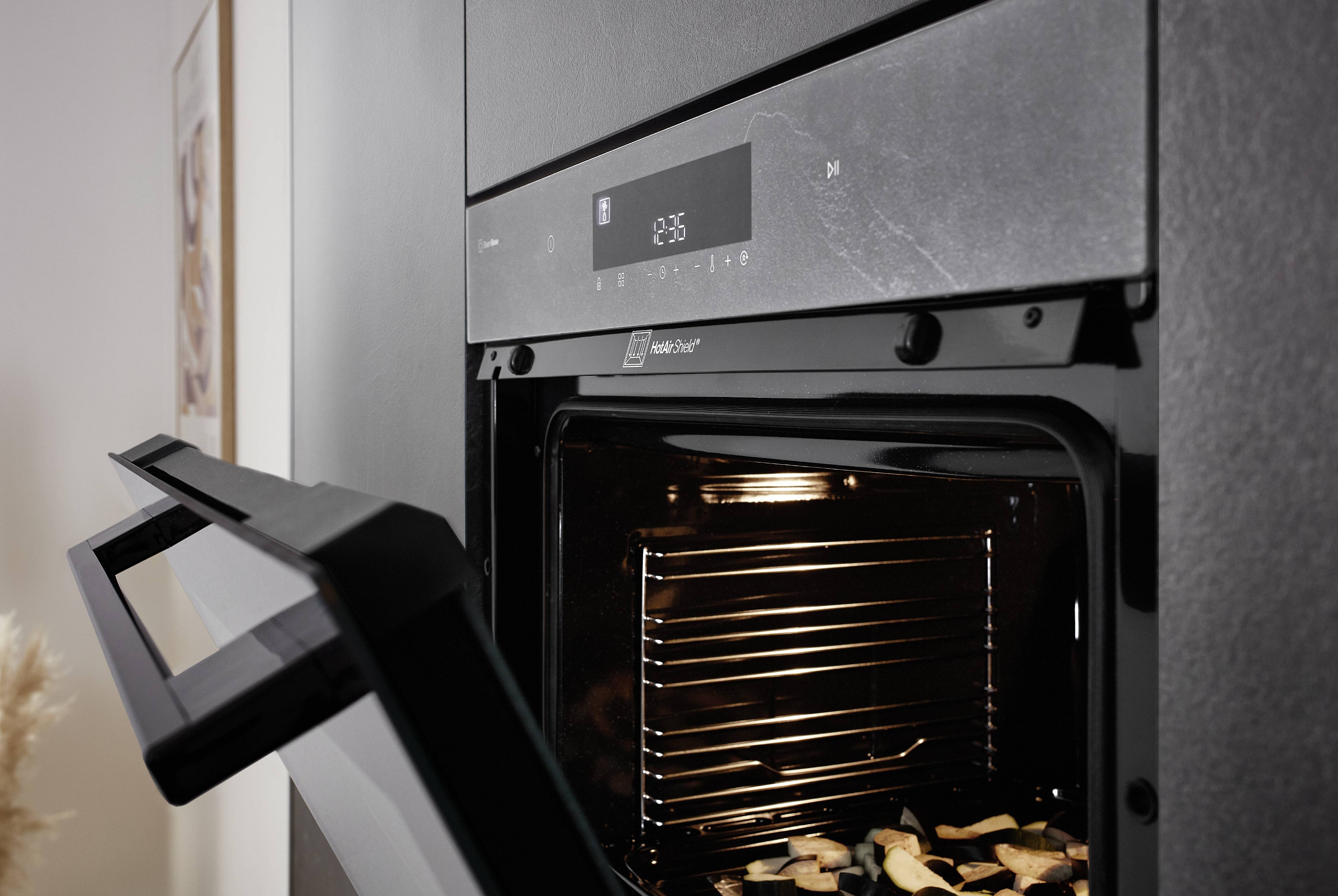 nobilia StoneArt Grauschiefer Front Backofen geöffnet Detailansicht