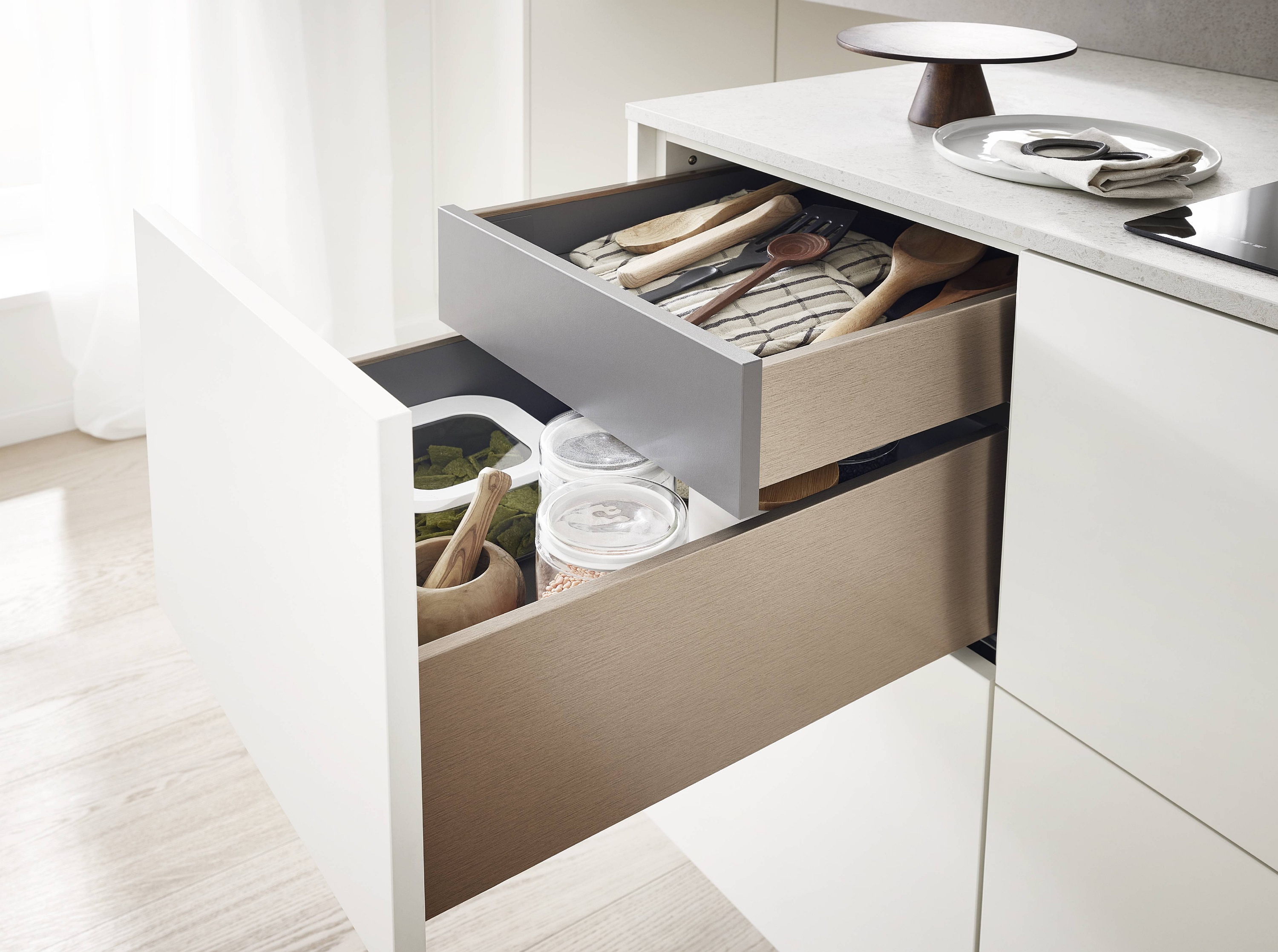 nobilia nBox geöffneter Auszug mit Innenauszug in weissem grifflosen Küchenunterschrank