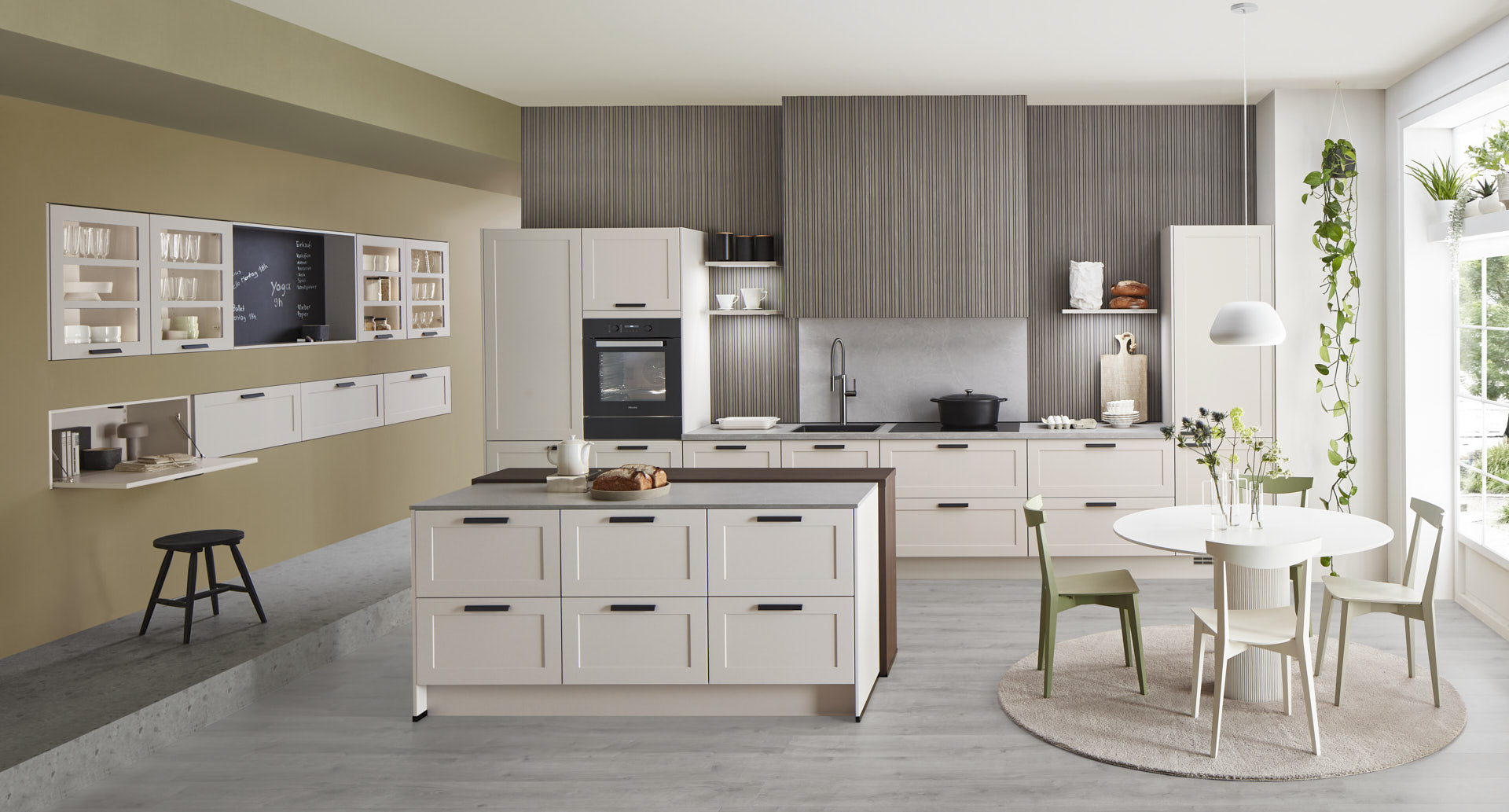 Hauptschuss, Mix aus Lack, Schiefernachbildung und Nussbaumnachbildung, Kücheninsel, Miele Induktionskochfeld, Nischenrückwand, Dunstabzugshaube, Miele Einbaubackofen, beleuchtete Oberschränke, Schubladen, offene Regalelemente