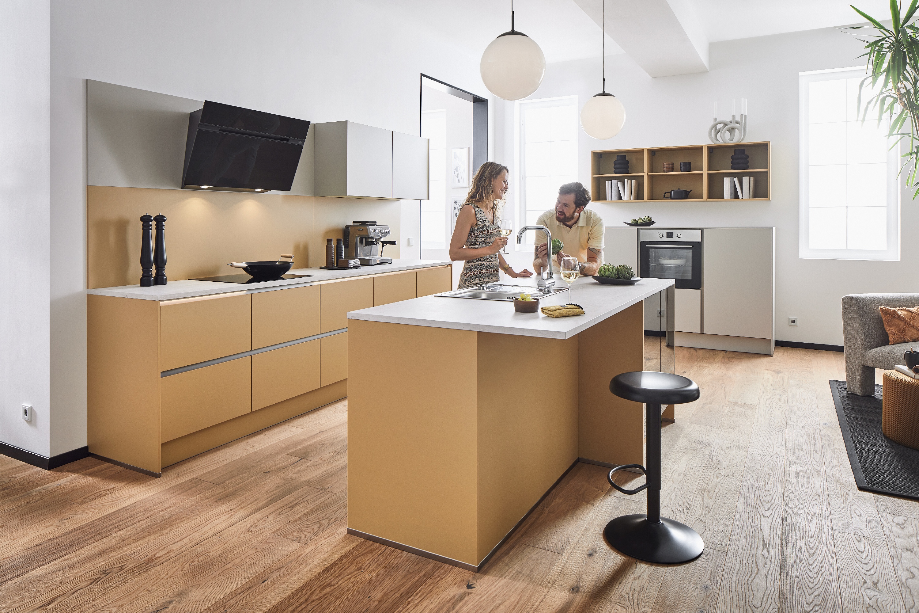 grifflose Caramel-farbene Küche von Pino mit Spüleninsel in Form einer freistehenden Küchentheke